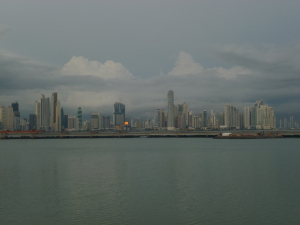 El mar, con la ciudad al fondo. 